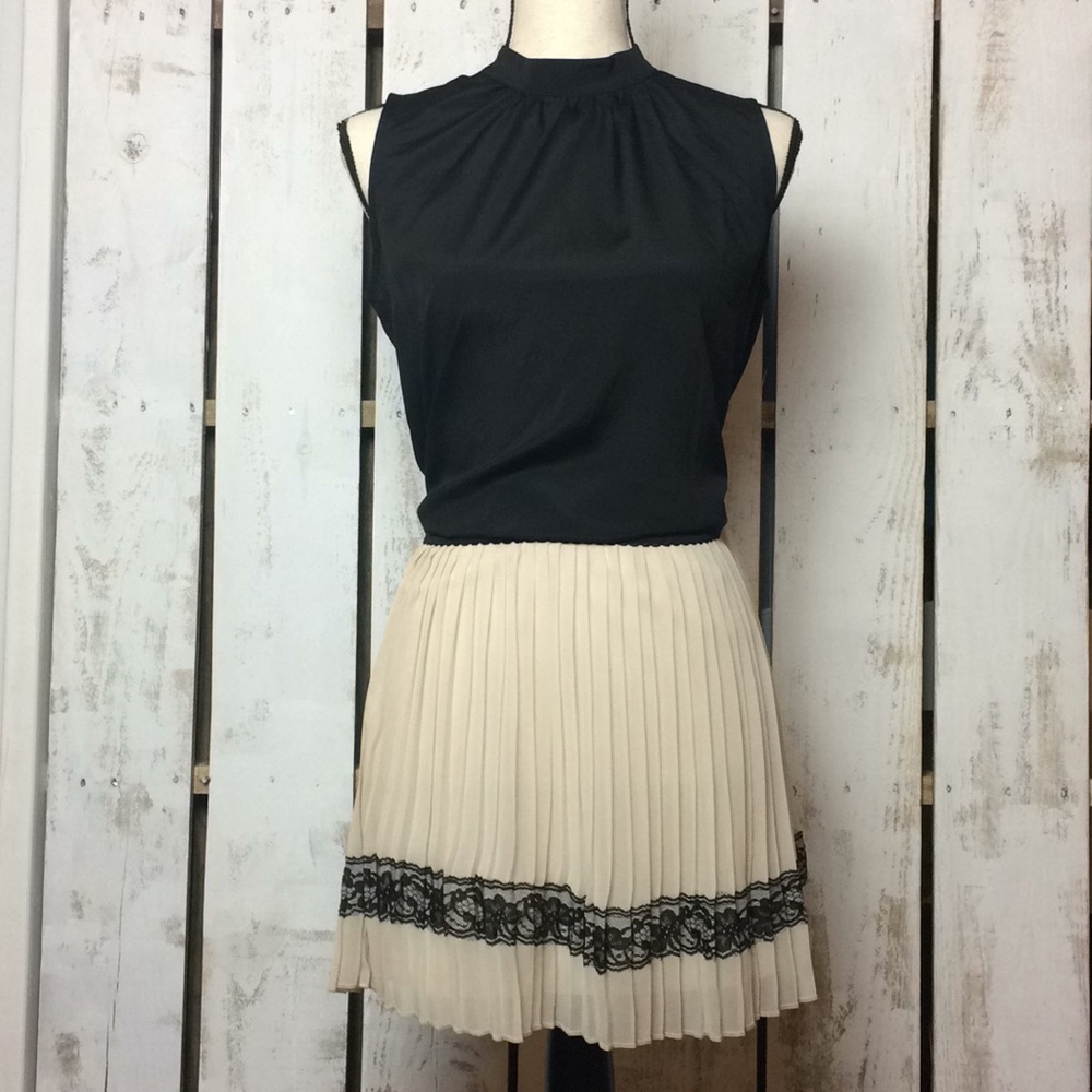 Pleated lace trim skirt